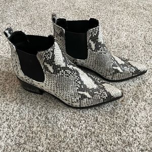 Worn once. Perfect condition. Cute and comfortable. Size 8.